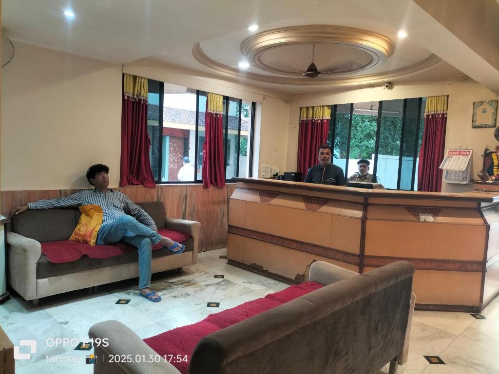 Posezení v ubytování HOTEL SHRI PUSHPANJALI SHIRDI