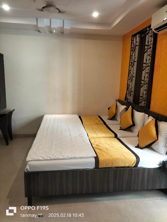 Postel nebo postele na pokoji v ubytování HOTEL SHRI PUSHPANJALI SHIRDI