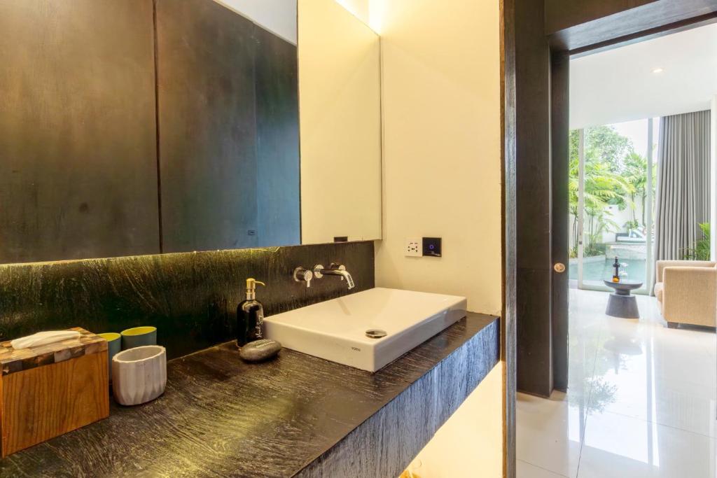 Postel nebo postele na pokoji v ubytování Monolocale Luxury Resort & Spa Seminyak by Ini Vie Hospitality
