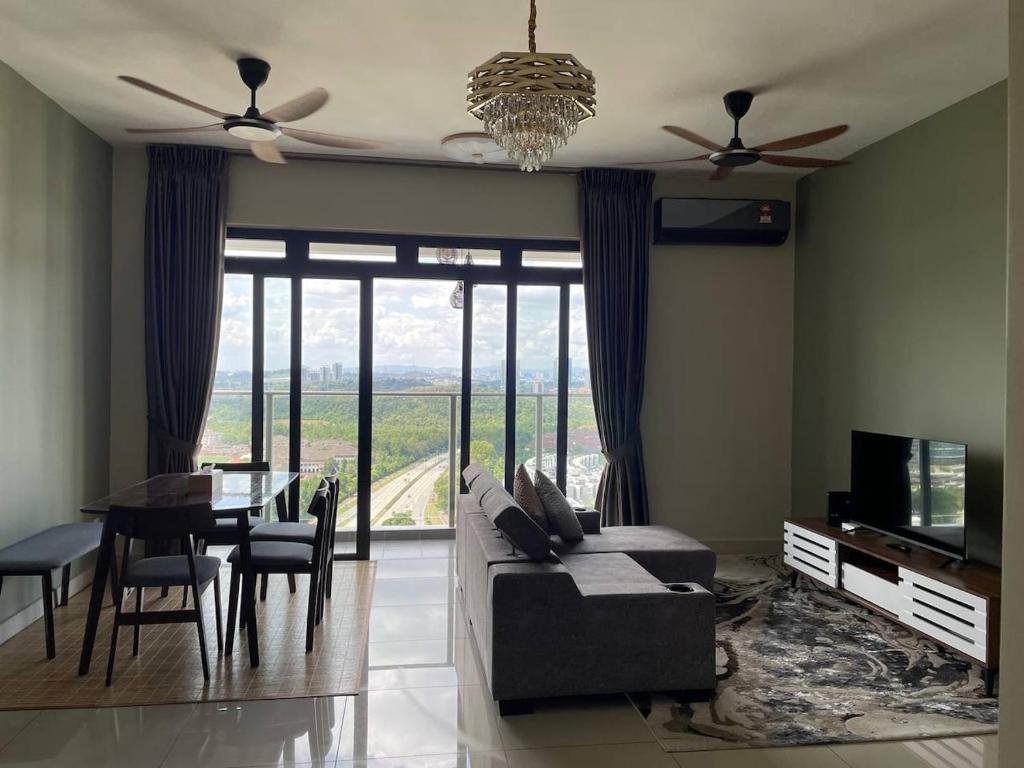 TV a/nebo společenská místnost v ubytování Sky Oasis, KL View, Precint 15 Putrajaya