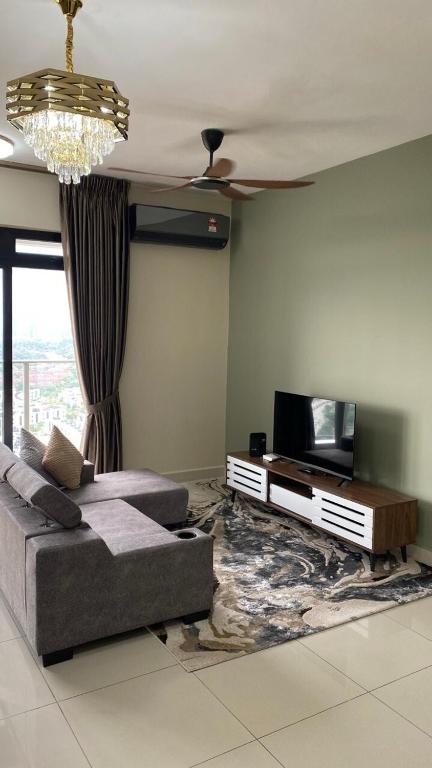 TV a/nebo společenská místnost v ubytování Sky Oasis, KL View, Precint 15 Putrajaya