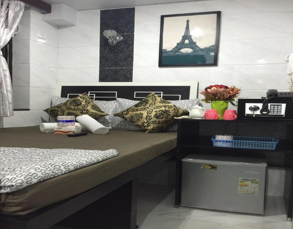 1 dormitorio con 1 cama y la torre Eiffel en Skylark Hostel, en Hong Kong