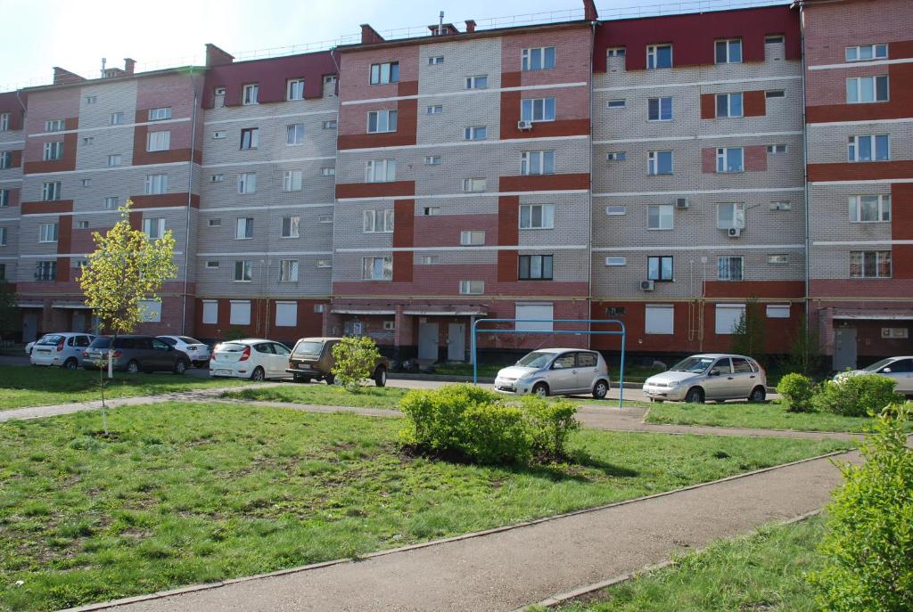 ナーベレジヌイェ・チェルヌイにあるApartment LUKS on Moskovskiy Prospekt 138の駐車場付きの大型アパートメントビル