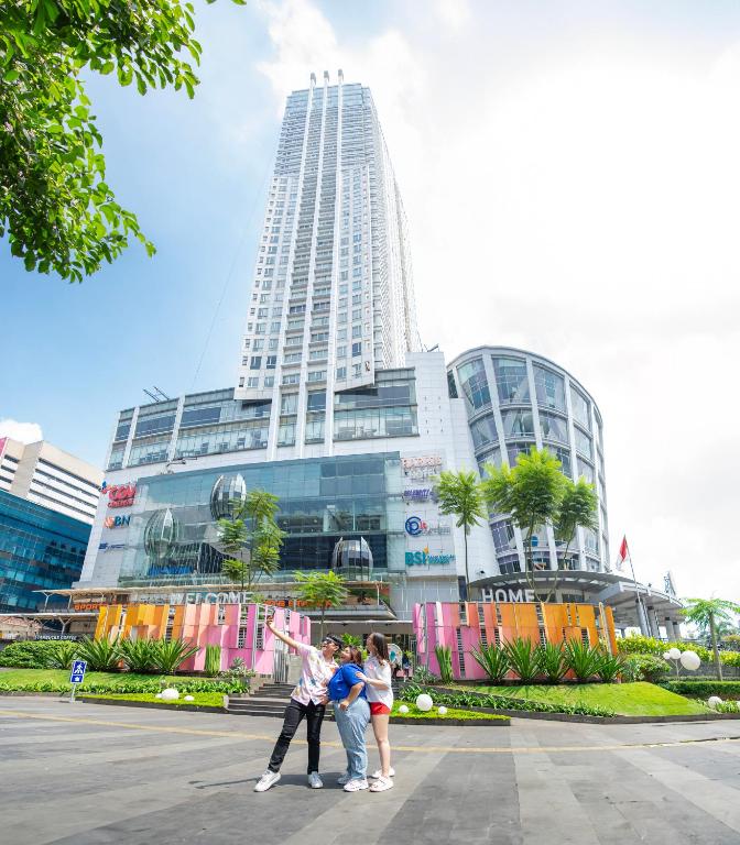 un gruppo di persone che si trovano di fronte a un edificio di HARRIS Suites fx Sudirman a Giacarta