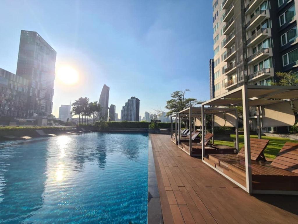 Una vista de un río en una ciudad con edificios. en Comfort Zone, en Bangkok