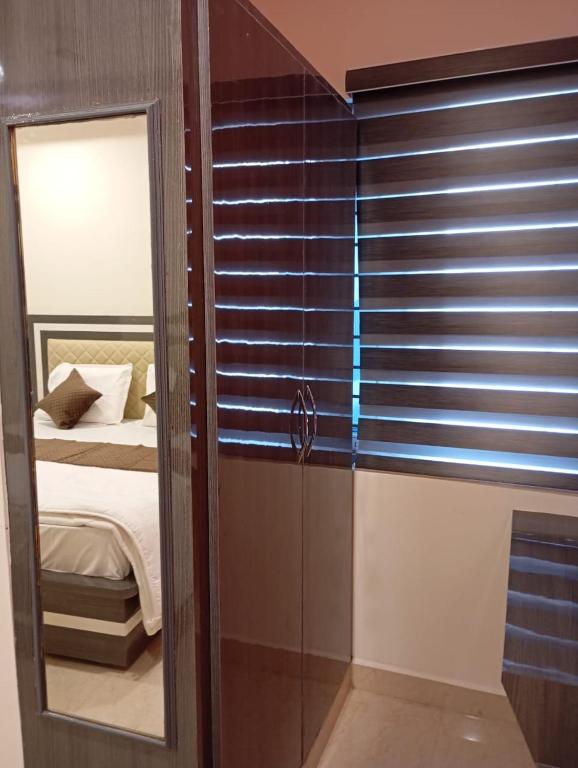 Postel nebo postele na pokoji v ubytování Aadya Inn New Luxury Hotel