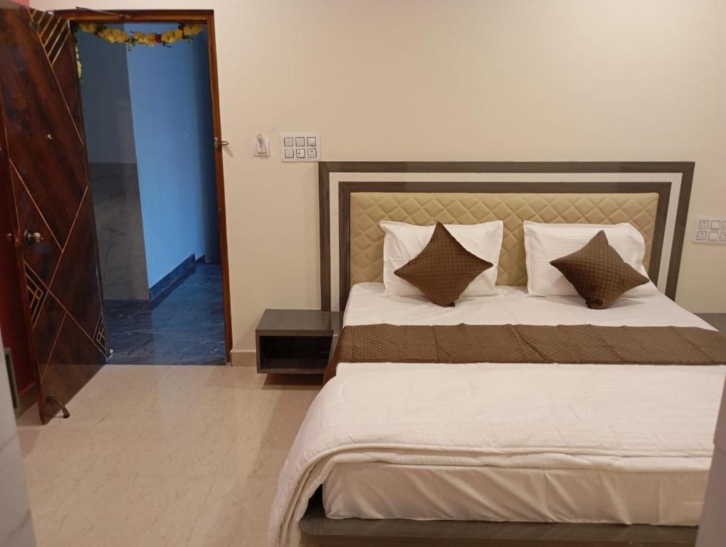 Postel nebo postele na pokoji v ubytování Aadya Inn New Luxury Hotel