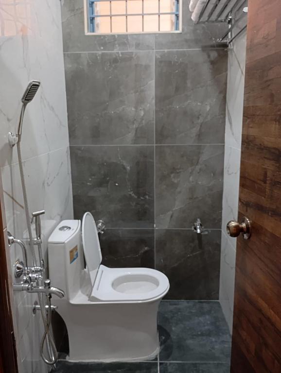 Koupelna v ubytování Aadya Inn New Luxury Hotel