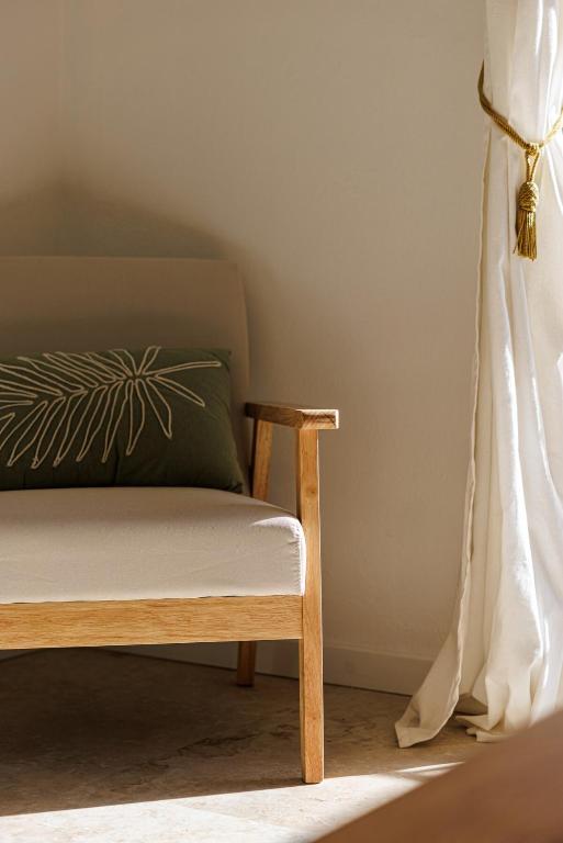 - une chambre avec un lit et un oreiller vert dans l'établissement La Petite Marjolaine Pretty Garden Level in Vence, à Vence