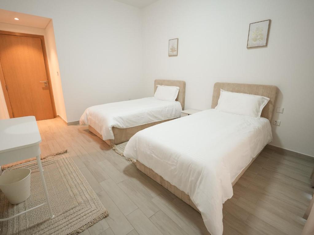 Postel nebo postele na pokoji v ubytování Luxury 2 bedroom villa pool beach gym access