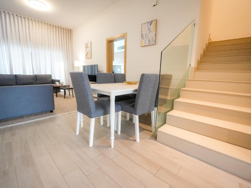 Posezení v ubytování Luxury 2 bedroom villa pool beach gym access