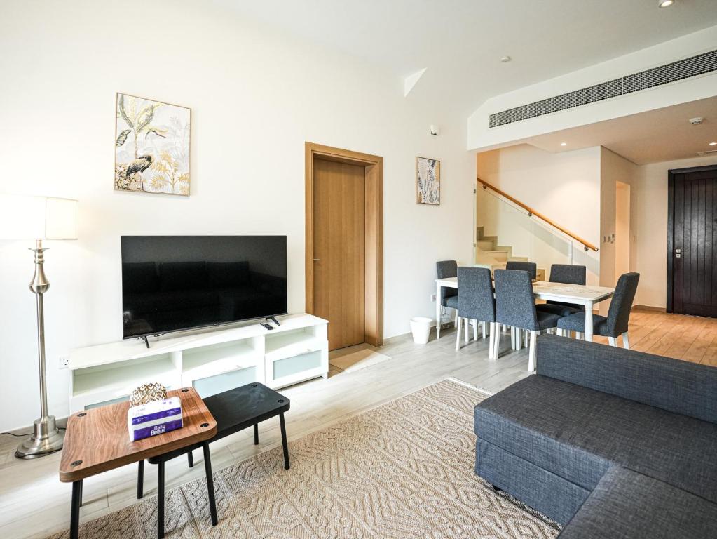 TV a/nebo společenská místnost v ubytování Luxury 2 bedroom villa pool beach gym access