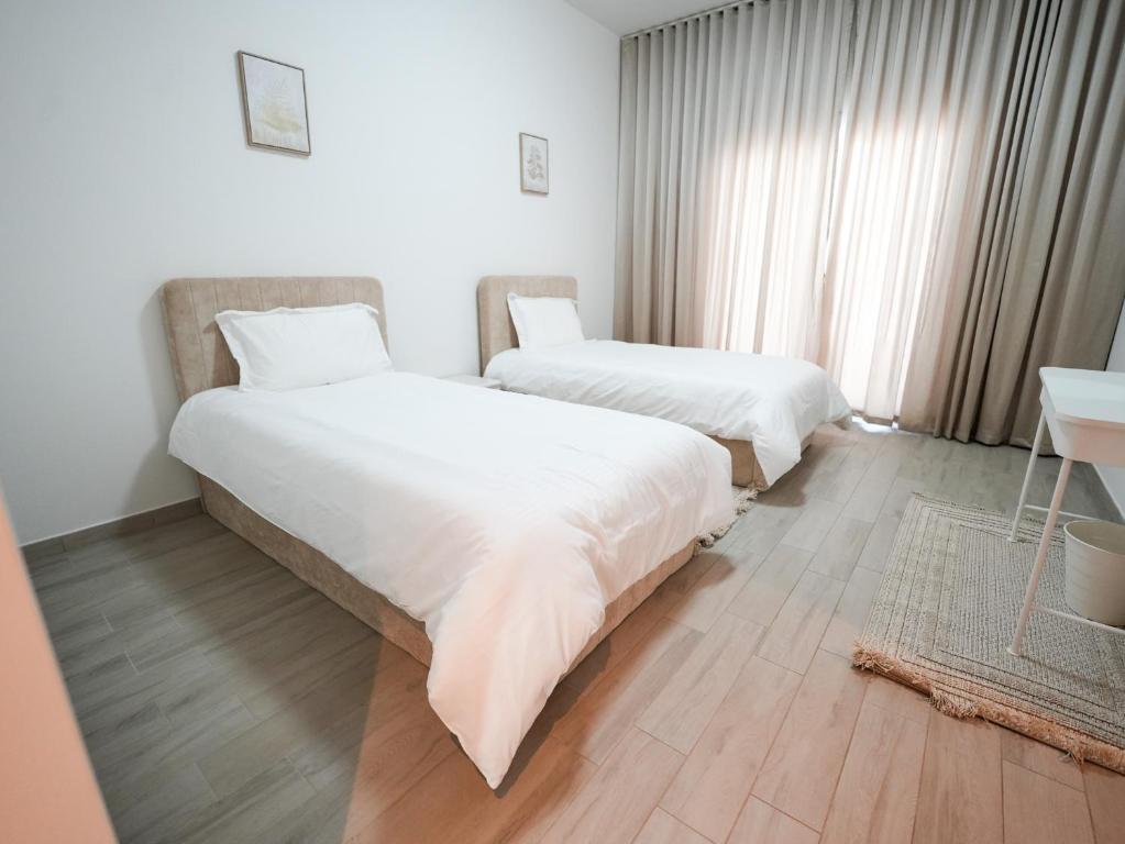 Postel nebo postele na pokoji v ubytování Luxury 2 bedroom villa pool beach gym access