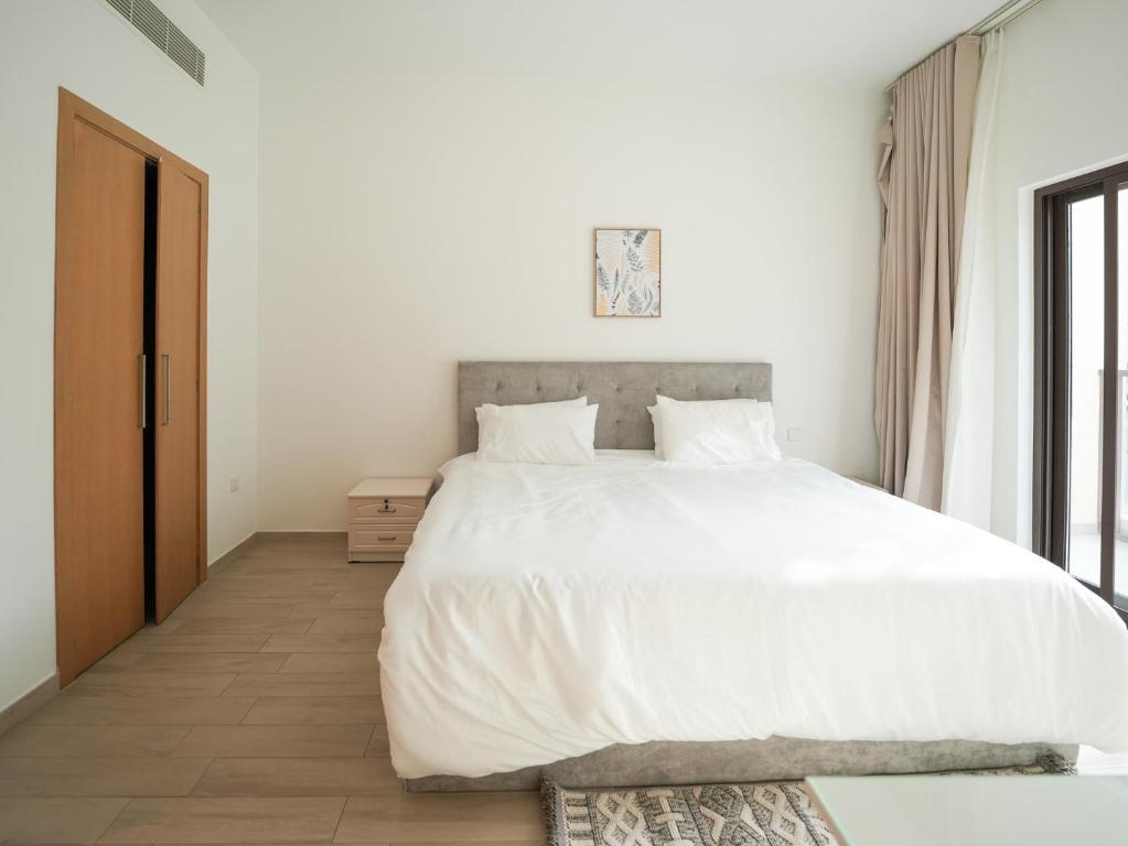 Postel nebo postele na pokoji v ubytování Luxury 2 bedroom villa pool beach gym access