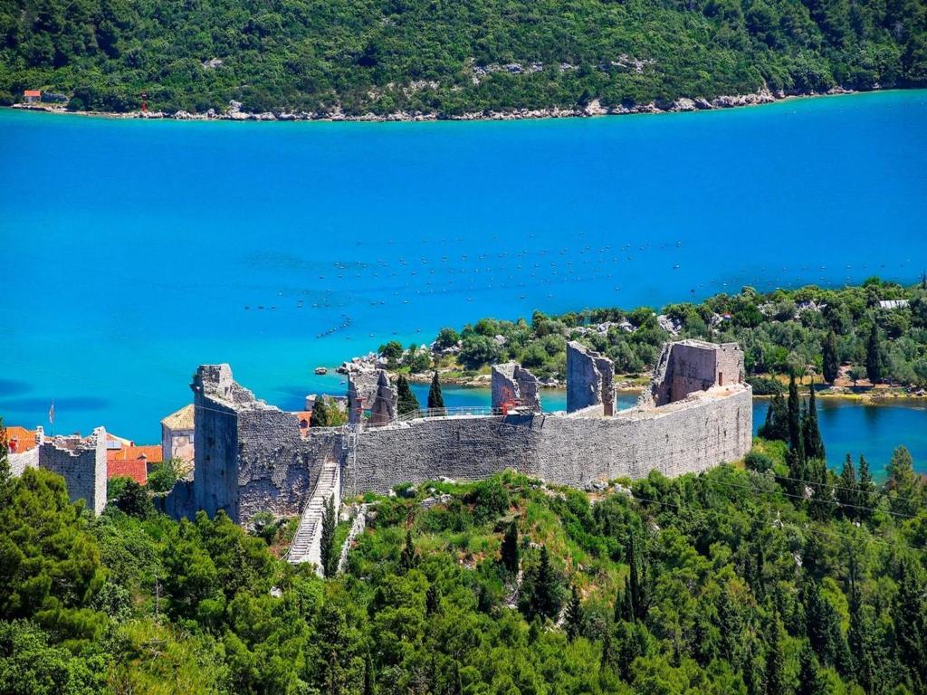 stary zamek na wzgórzu z wodą w obiekcie Apartment in Starigrad Paklenica w mieście Starigrad-Paklenica