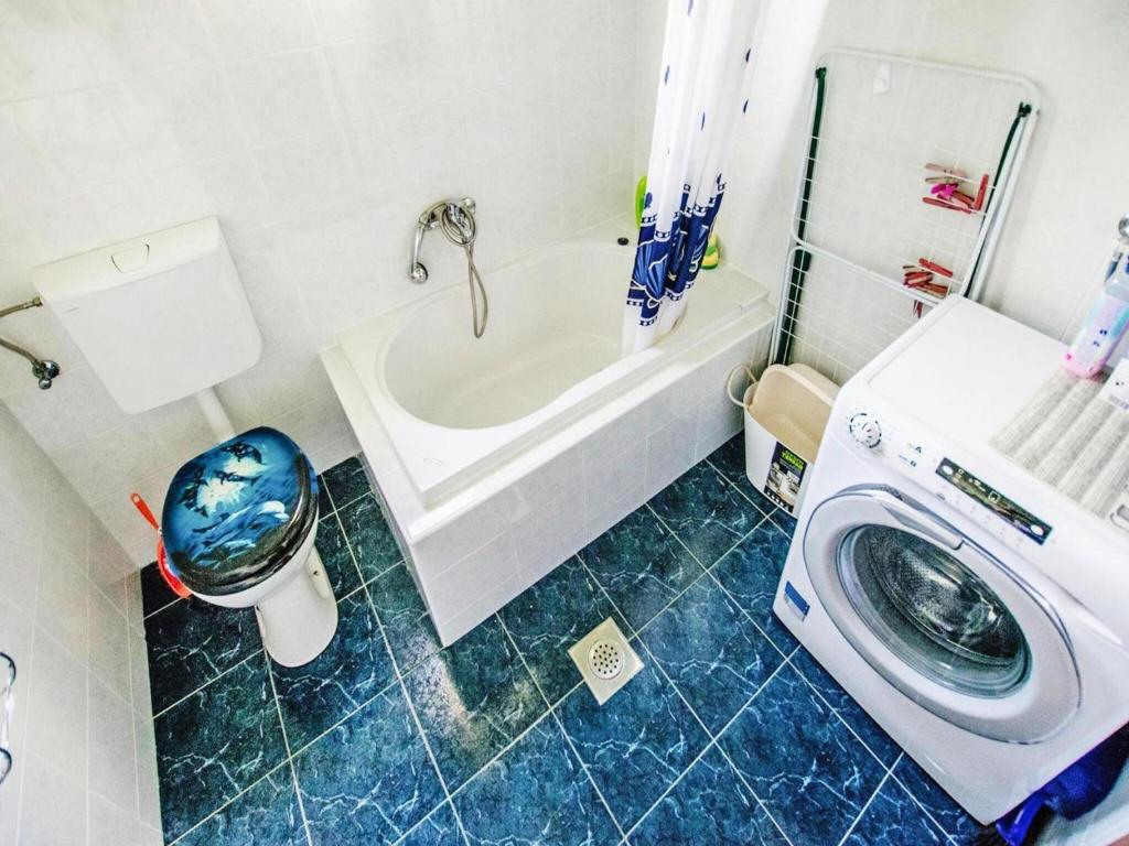 łazienka z wanną i pralką w obiekcie Apartment in Starigrad Paklenica w mieście Starigrad-Paklenica