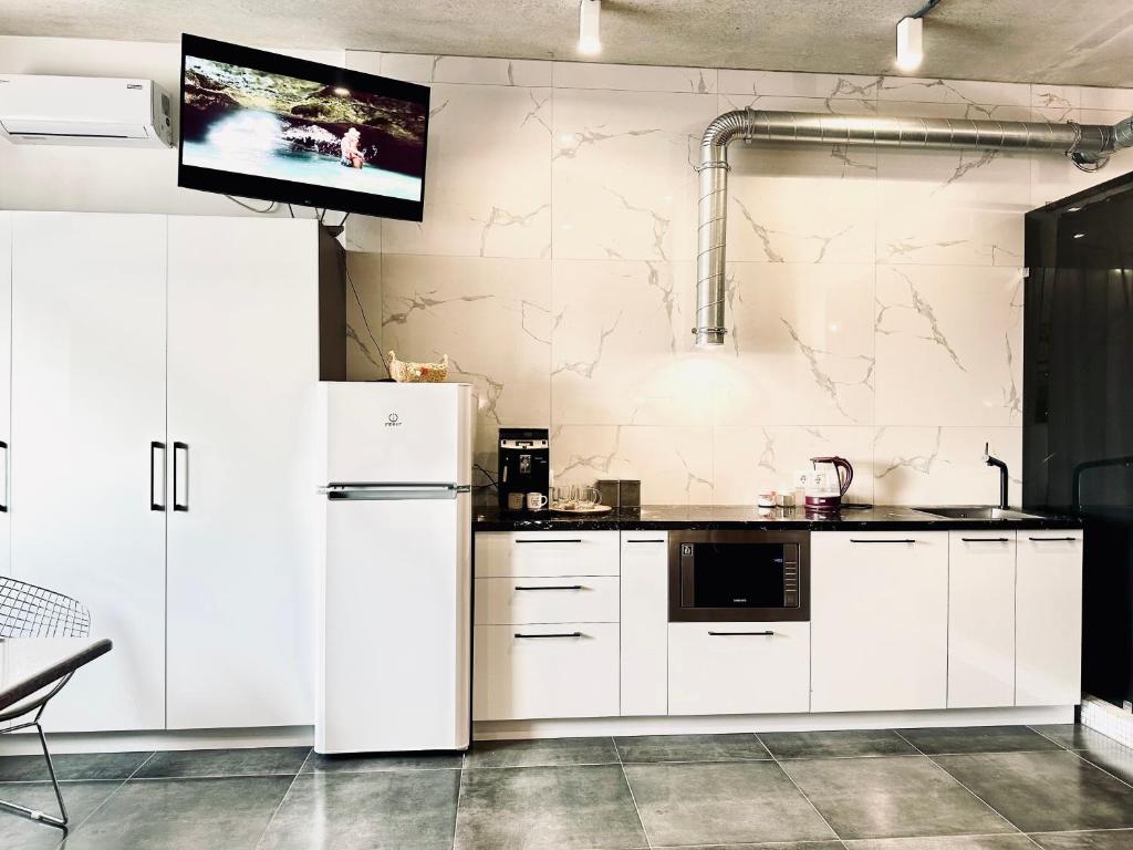 Modern apartments with a coffee machine in the city center, a view of the city фото 4
