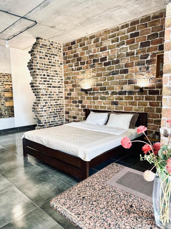 Modern apartments with a coffee machine in the city center, a view of the city головне фото