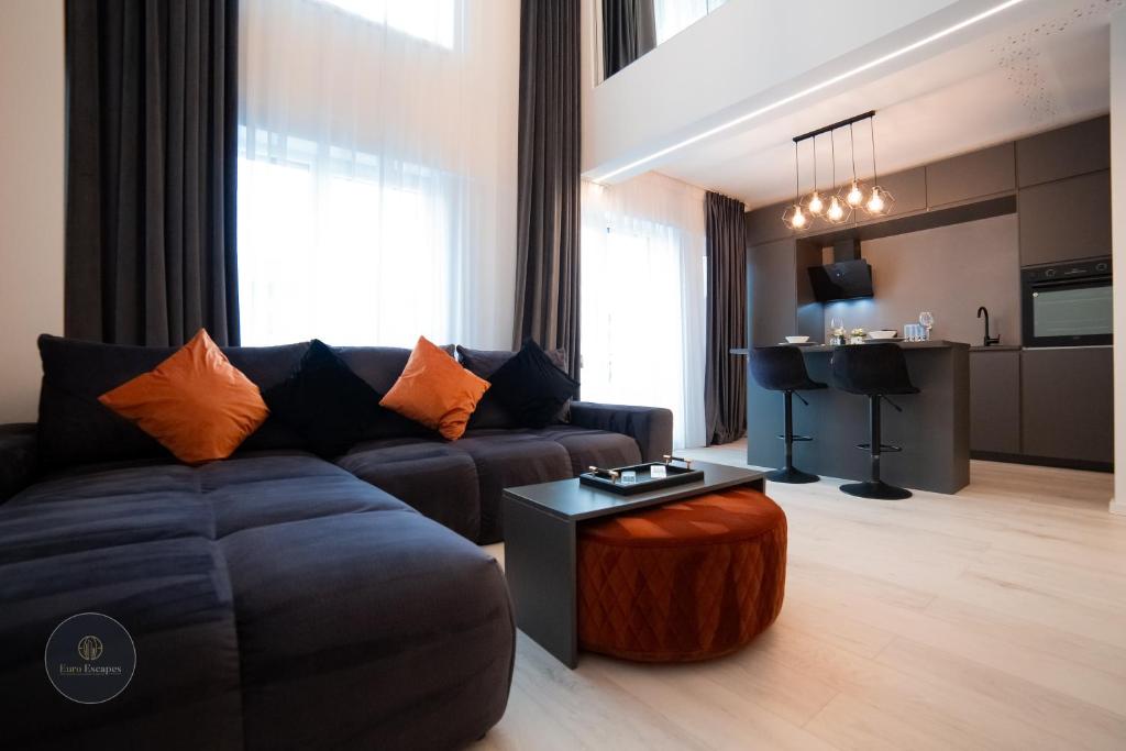 Χώρος καθιστικού στο 2 Level 1 Bedroom Lux Apartment with Balcony 75 Inch TV and Sofa Bed near Promenada Mall with High Ceilings Kitchen Washer and Work Space