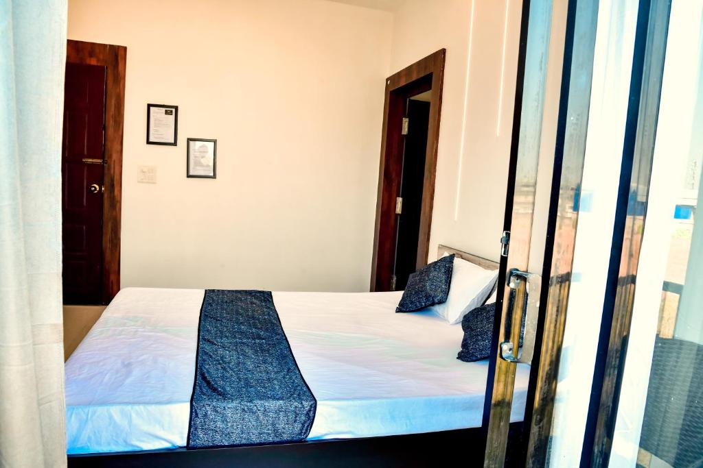Postel nebo postele na pokoji v ubytování Saya's Abode - Railview Suites