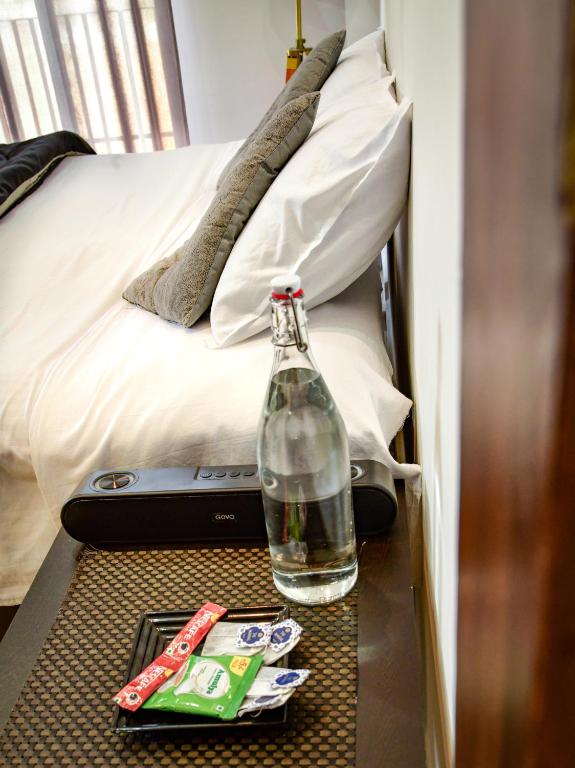 Postel nebo postele na pokoji v ubytování Saya's Abode - Railview Suites