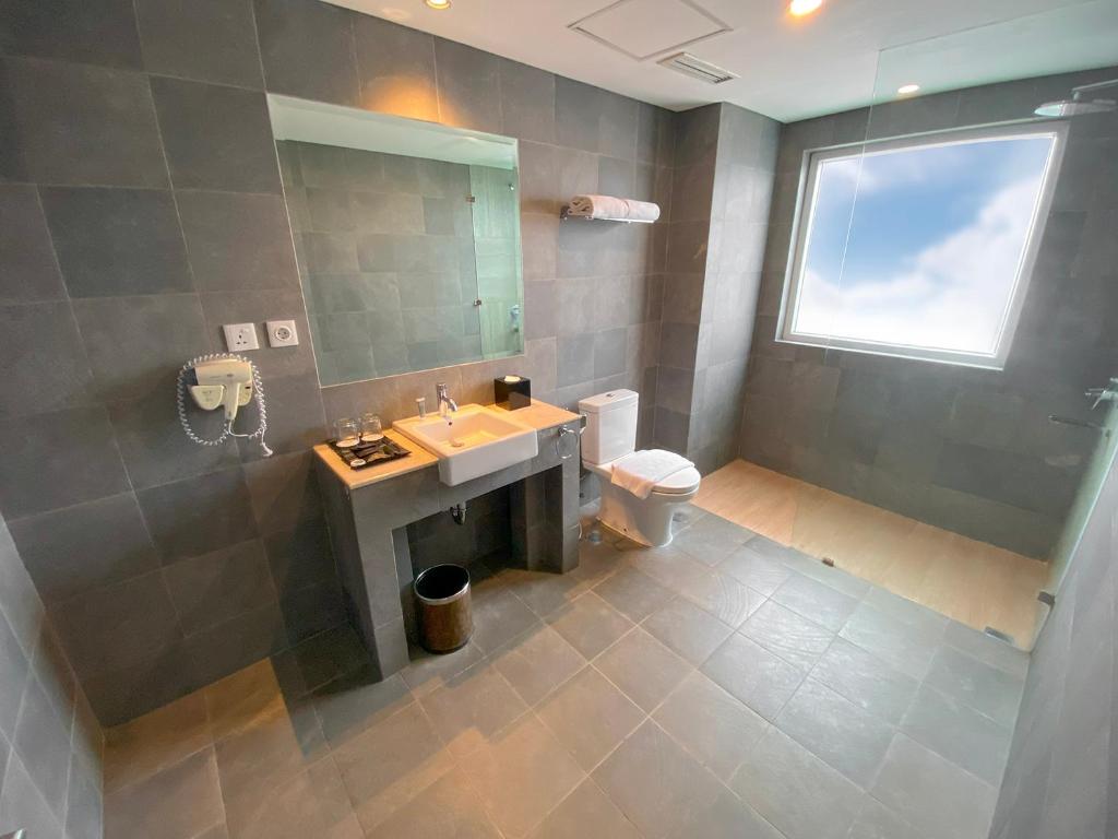 Nemuru Grand Bhuvana Ciawi في بوغور: حمام مع حوض ومرحاض