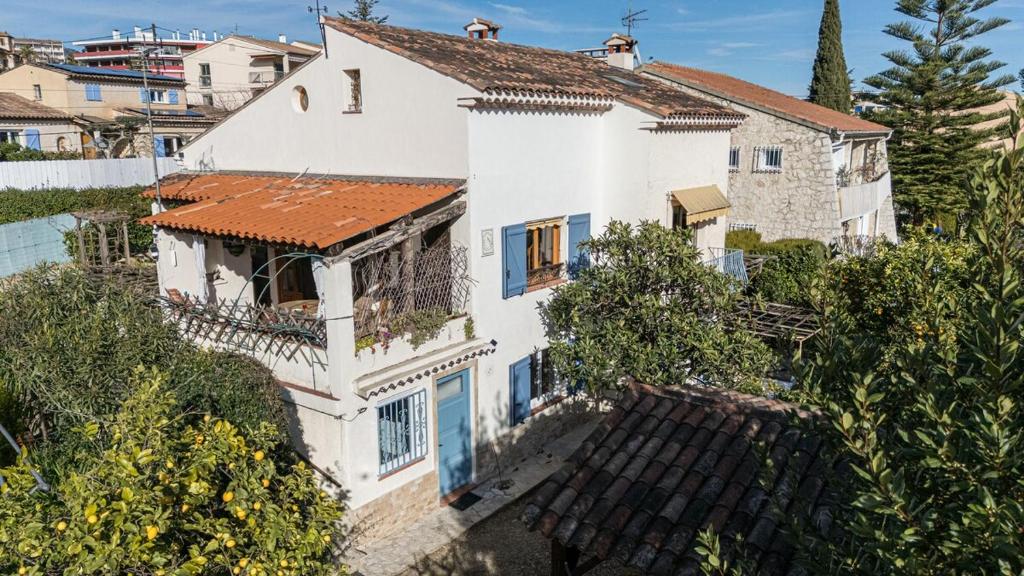 una grande casa bianca con tetto rosso di La Petite Marjolaine Charming top of Villa Vence a Vence