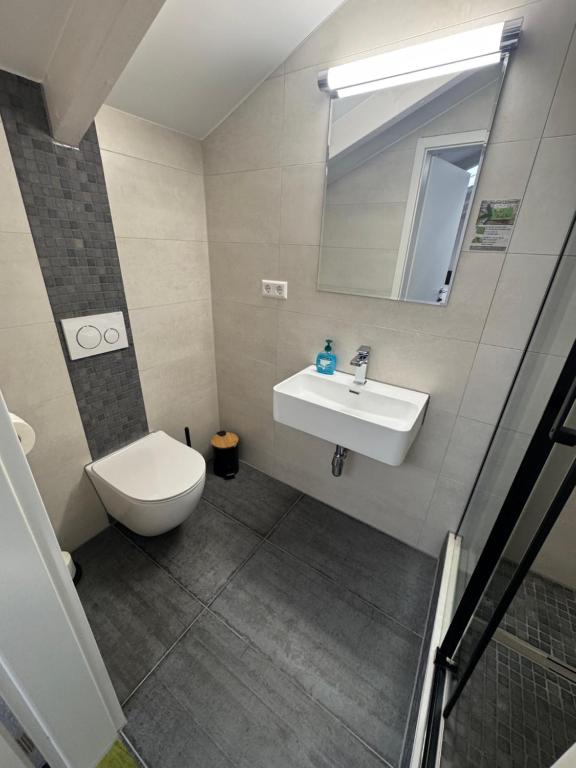 Koupelna v ubytování Hotel Capitol Zentrum - 24h -