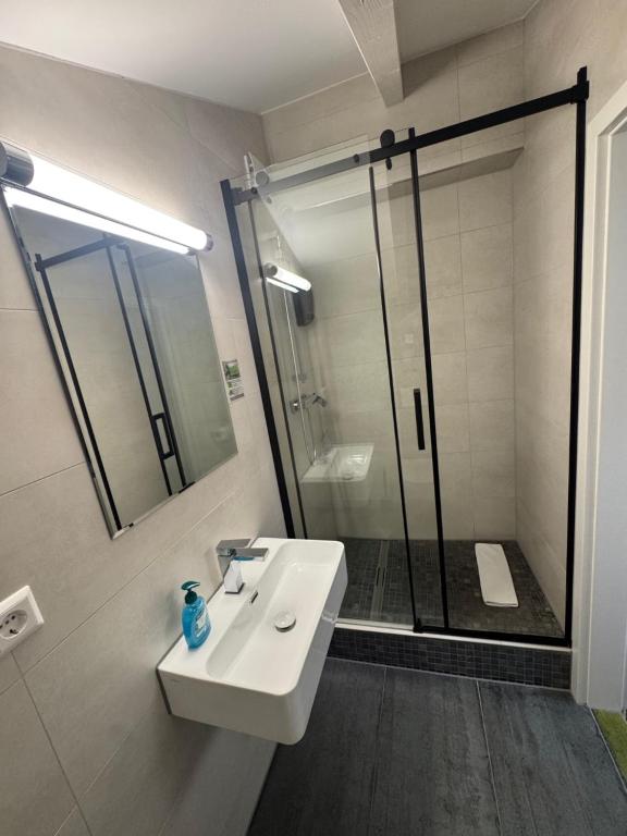 Koupelna v ubytování Hotel Capitol Zentrum - 24h -