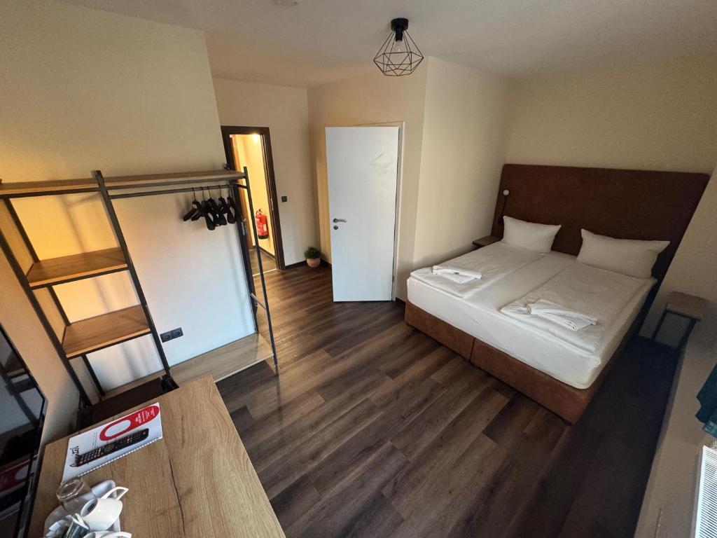 Postel nebo postele na pokoji v ubytování Hotel Capitol Zentrum - 24h -