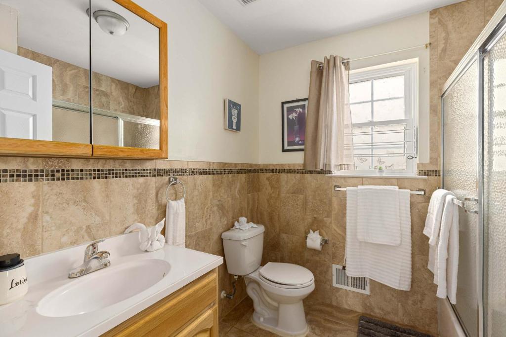 Koupelna v ubytování Newark Gem Ruby 3BR, 3BA - Sleeps 12 - Walk to Prudential Center and Newark Penn Station, Near EWR and American Dream Mall, includes Parking - WiFi - Laundry - Backyard - Gym