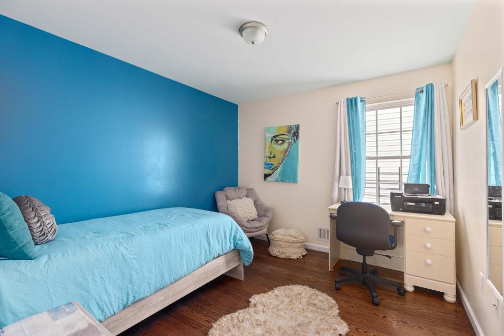Postel nebo postele na pokoji v ubytování Newark Gem Ruby 3BR, 3BA - Sleeps 12 - Walk to Prudential Center and Newark Penn Station, Near EWR and American Dream Mall, includes Parking - WiFi - Laundry - Backyard - Gym
