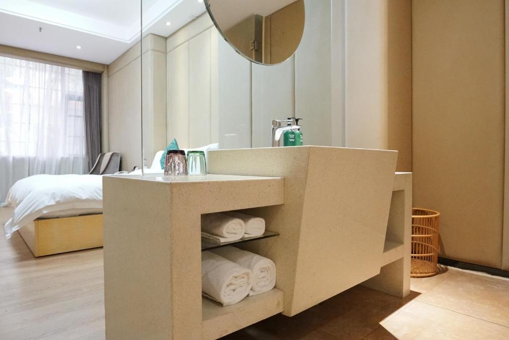 Postel nebo postele na pokoji v ubytování Paco Hotel Ouzhuang Metro Guangzhou-Free shuttle to Canton fair