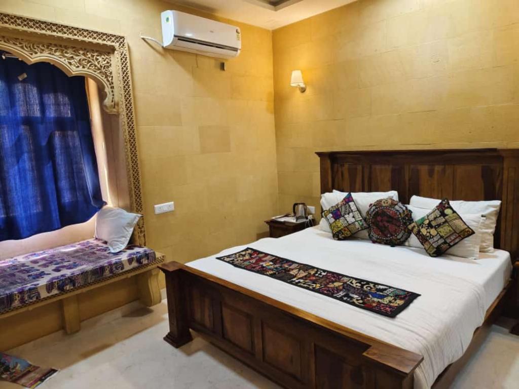 Postel nebo postele na pokoji v ubytování Hotel Sunrise Fort jaisalmer