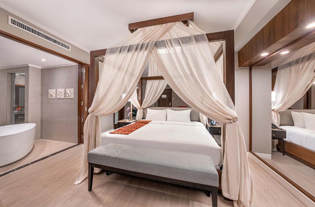 Postel nebo postele na pokoji v ubytování Mandarin Bay Resort and Spa