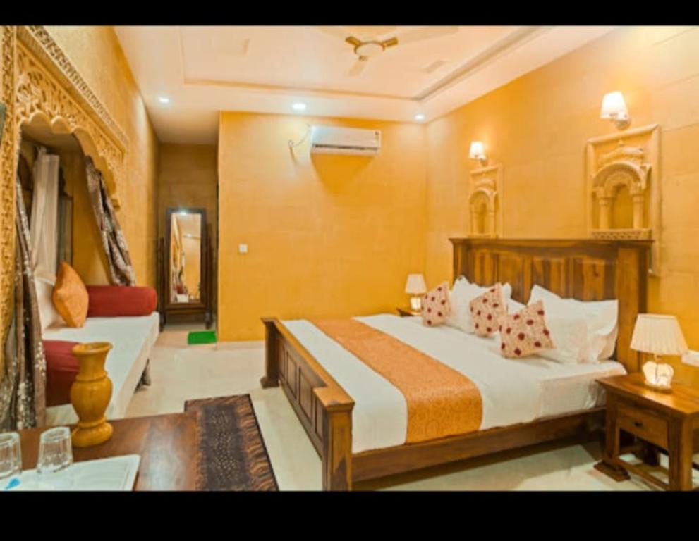 Postel nebo postele na pokoji v ubytování Hotel Sunrise Fort jaisalmer