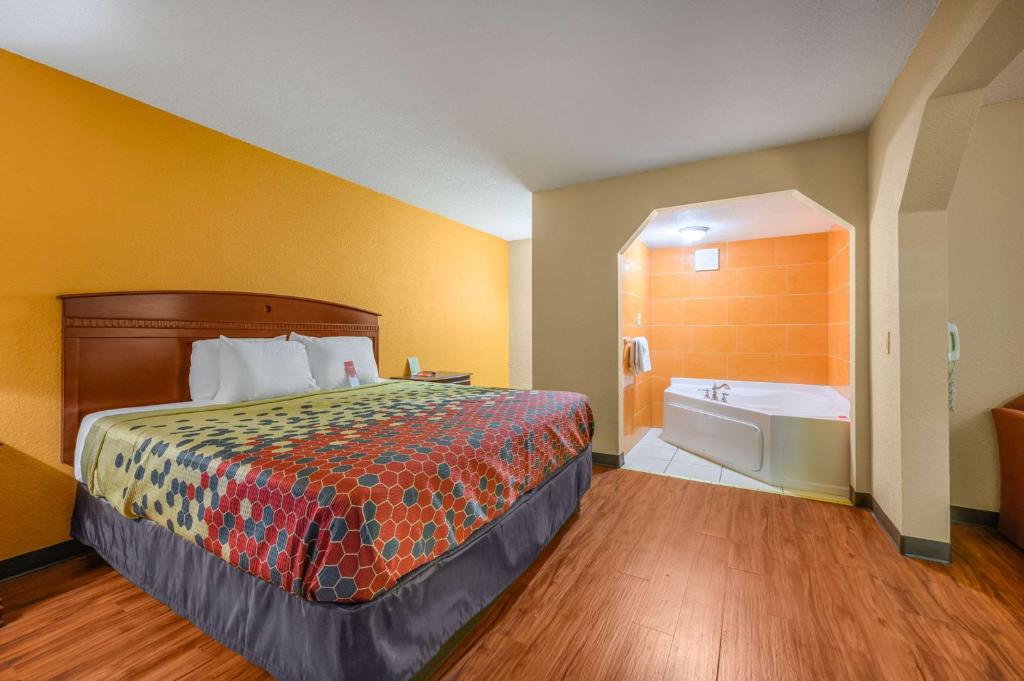 Econo Lodge Decatur South - 特大号床套房 - 带漩涡浴缸 - 禁烟