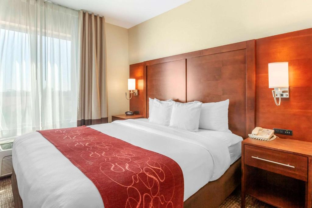 Postel nebo postele na pokoji v ubytování Comfort Suites Glendale - State Farm Stadium Area