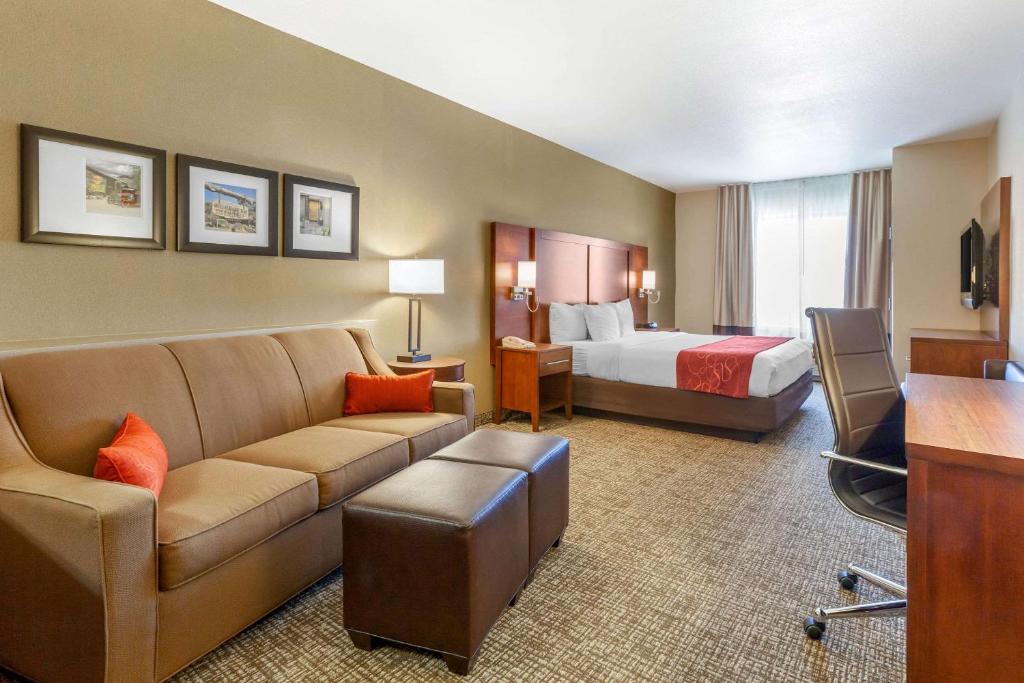 Postel nebo postele na pokoji v ubytování Comfort Suites Glendale - State Farm Stadium Area