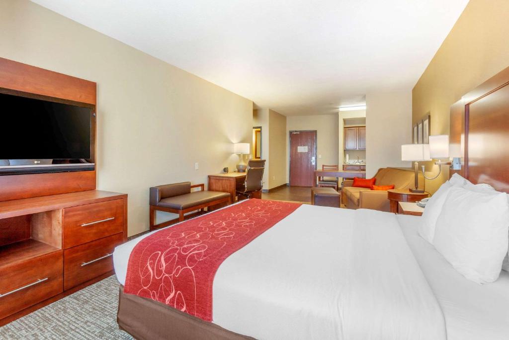 Postel nebo postele na pokoji v ubytování Comfort Suites Glendale - State Farm Stadium Area