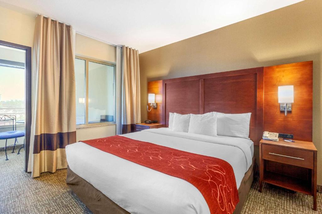 Postel nebo postele na pokoji v ubytování Comfort Suites Glendale - State Farm Stadium Area