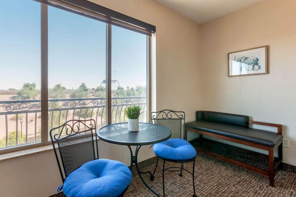 Balkón nebo terasa v ubytování Comfort Suites Glendale - State Farm Stadium Area