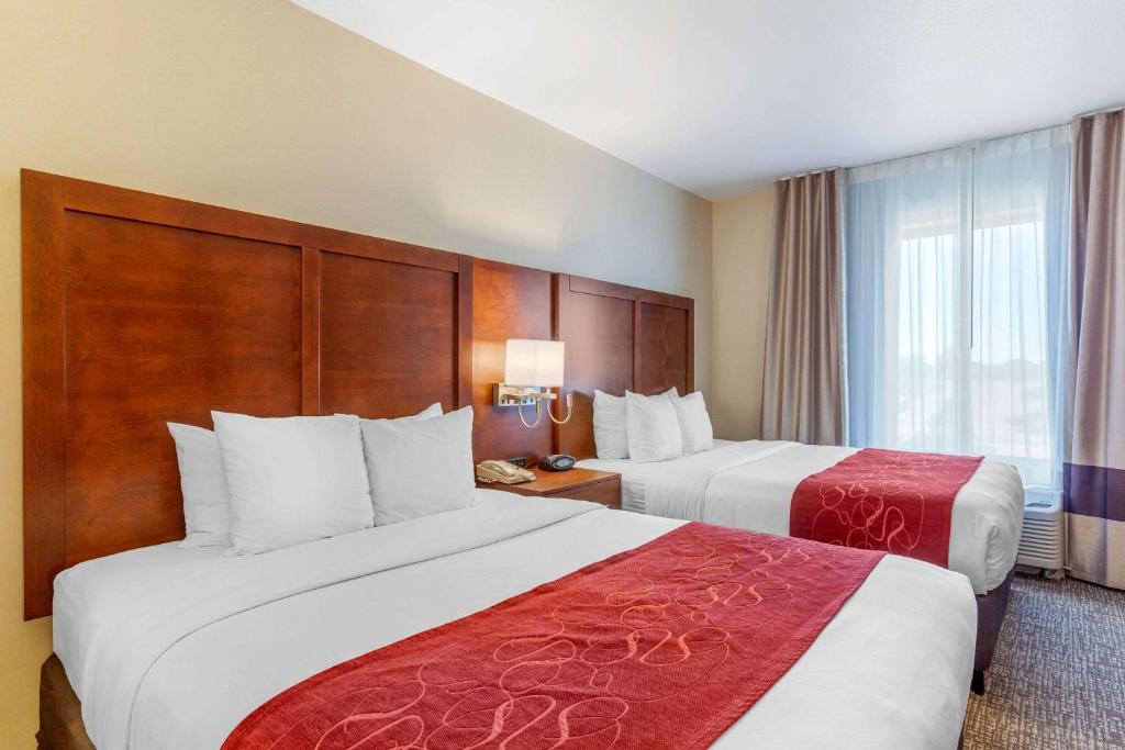 Postel nebo postele na pokoji v ubytování Comfort Suites Glendale - State Farm Stadium Area
