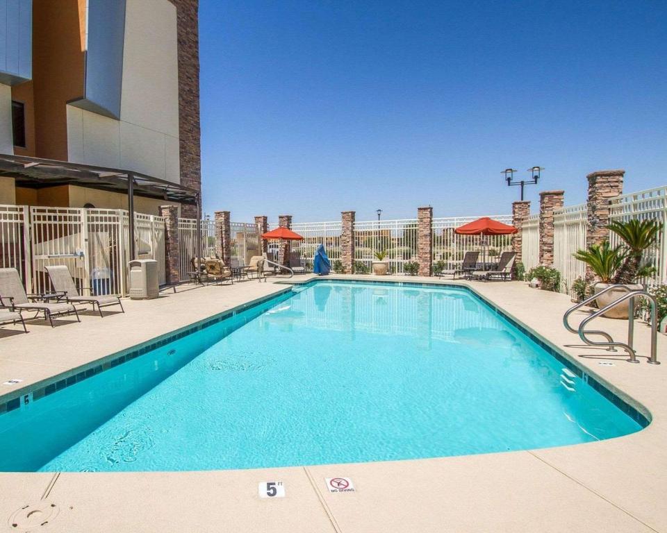 Bazén v ubytování Comfort Suites Glendale - State Farm Stadium Area nebo v jeho okolí