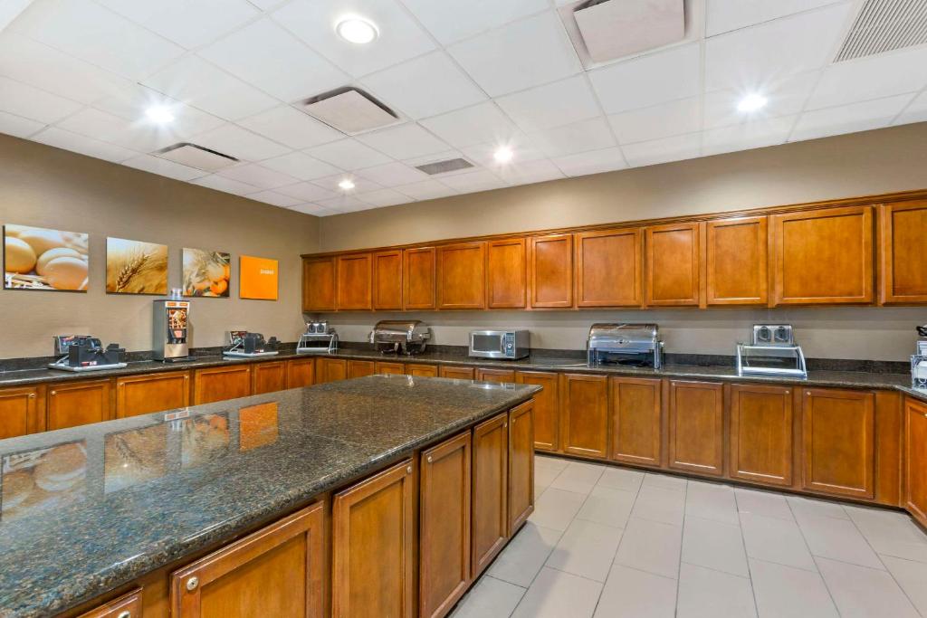 Kuchyň nebo kuchyňský kout v ubytování Comfort Suites Glendale - State Farm Stadium Area