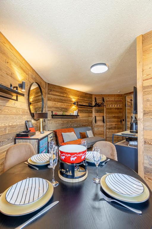 - une salle à manger avec une table et des assiettes dans l'établissement ViktorSun 7, à La Clusaz