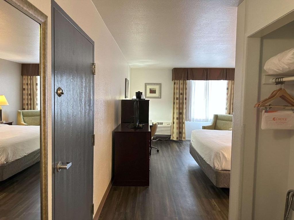 Postel nebo postele na pokoji v ubytování Quality Inn & Suites Everett