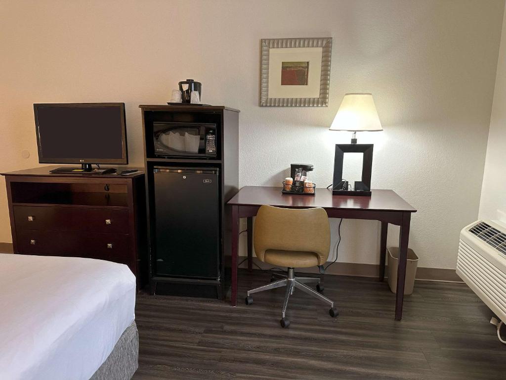 TV a/nebo společenská místnost v ubytování Quality Inn & Suites Everett