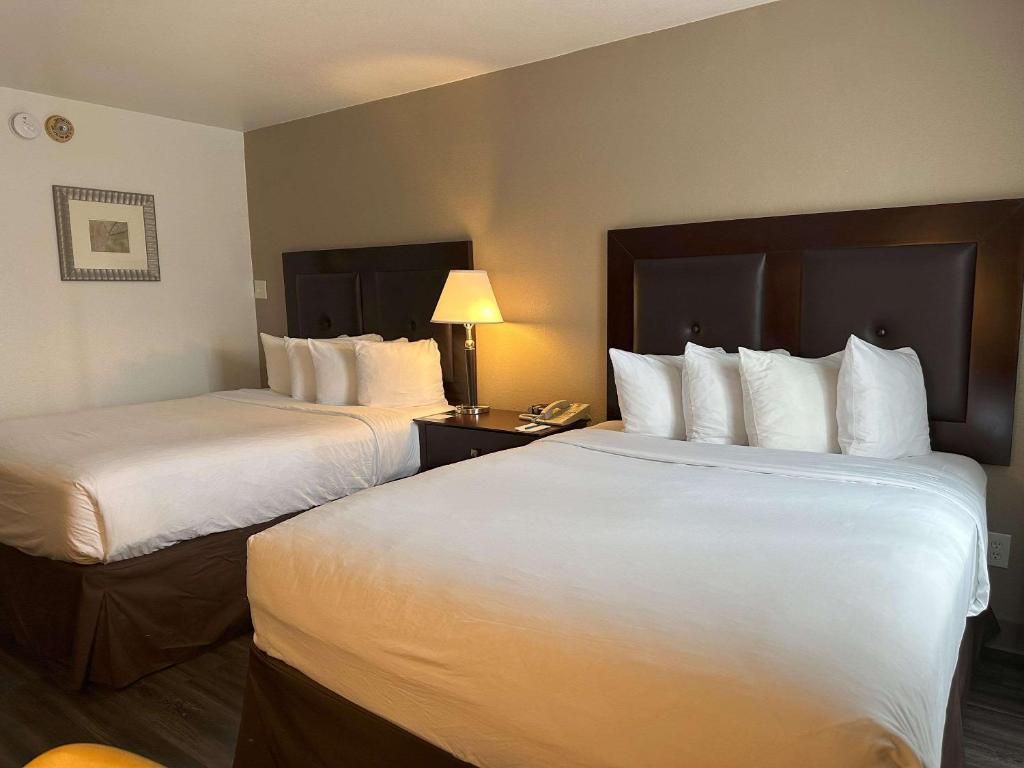 Postel nebo postele na pokoji v ubytování Quality Inn & Suites Everett
