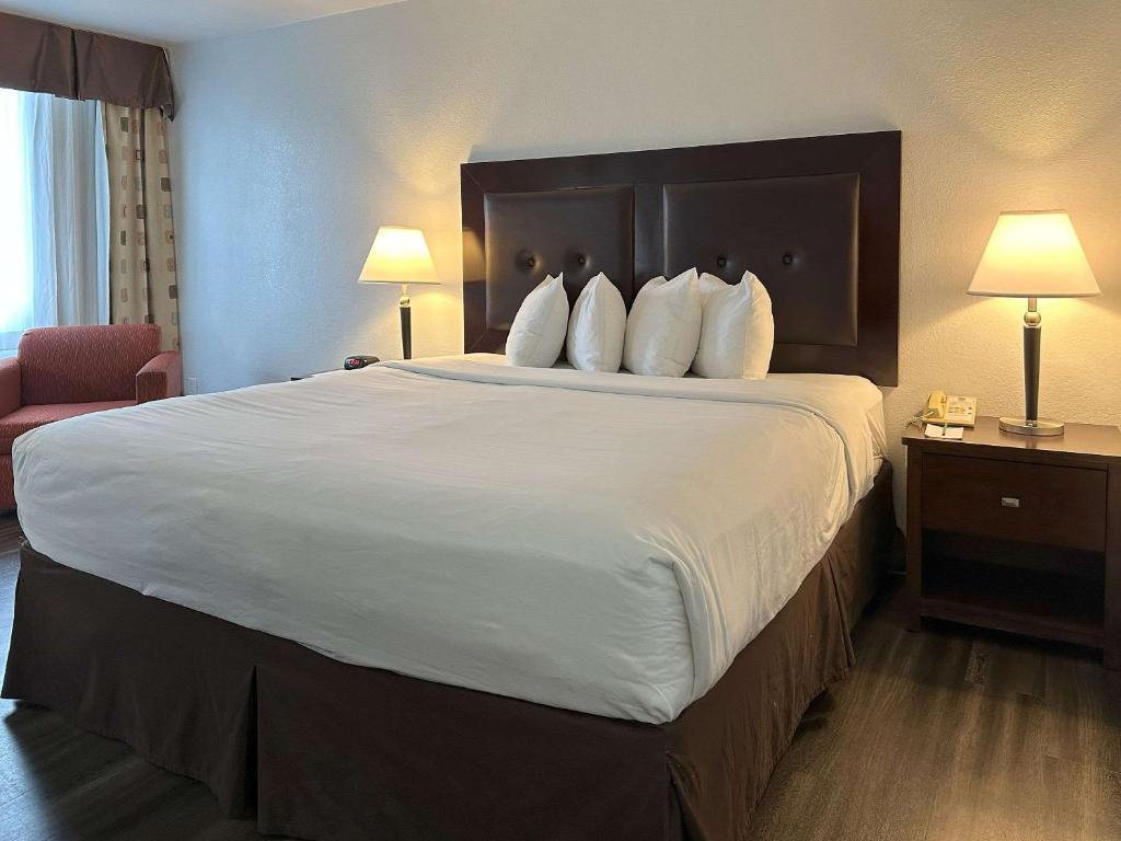 Postel nebo postele na pokoji v ubytování Quality Inn & Suites Everett